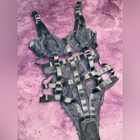 Lingerie - Picture 2 of 3